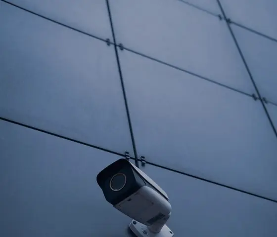 Cámara de videovigilancia IP instalada en la fachada de un edificio