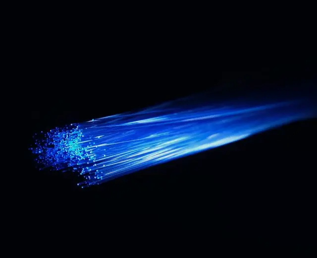 Haz de fibra óptica transmitiendo luz azul