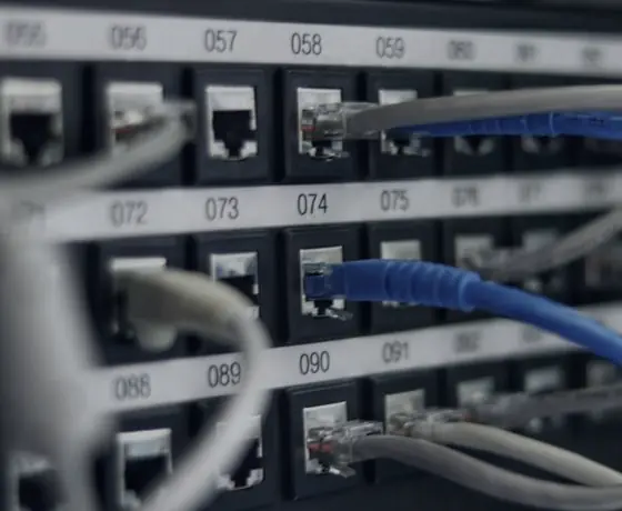 Panel de parcheo con puertos numerados y latiguillos conectados